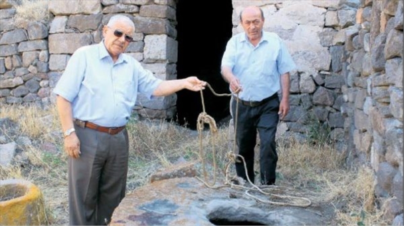 İki çocuğu dövdü çuvalla kuyuya attı