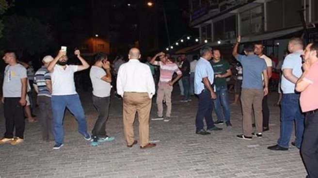 İki genç kavga etti! Bir ilçe sokağa döküldü