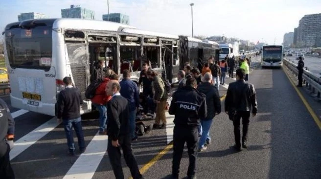 İki metrobüs kafa kafaya çarpıştı: Yaralılar var..