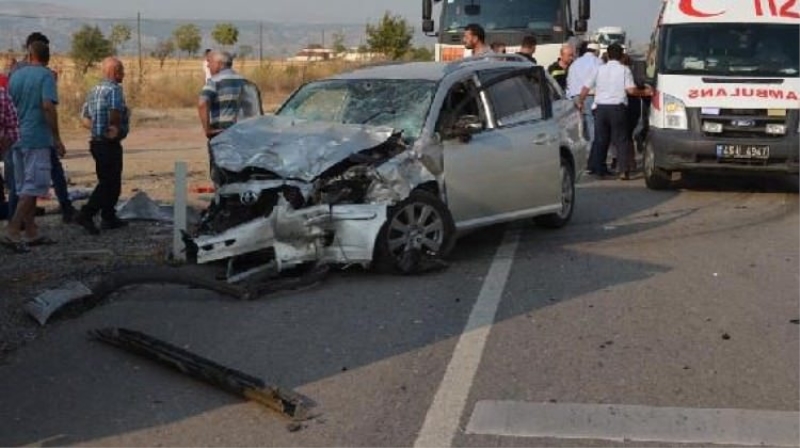 İki otomobil çarpıştı: 3 ölü, 4 yaralı