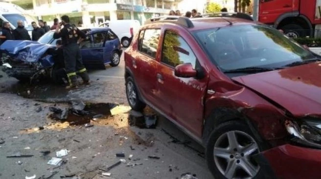 İKİ OTOMOBİL ÇARPIŞTI: 5 YARALI