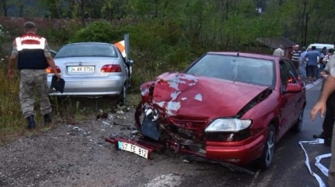 İki otomobil kafa kafaya çarpıştı: 1 ölü, 6 yaralı