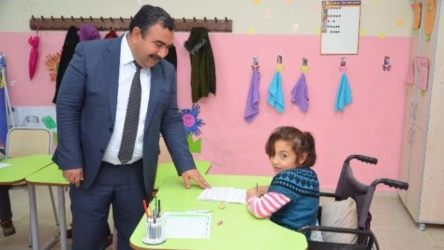İlçe Milli Eğitim Müdürü Ateş`ten Engelli Vatandaşları Unutmadı