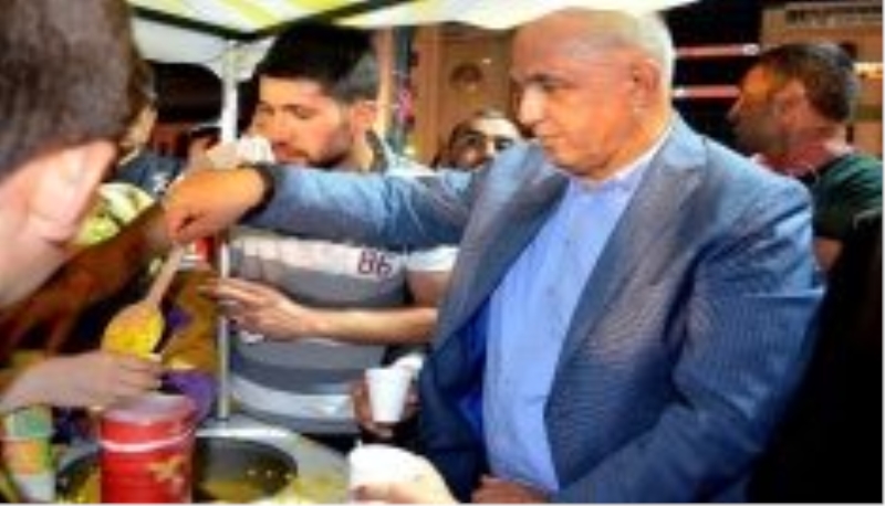 Ilıcalı, demokrasi nöbetinde dadaşlarla omuz omuza