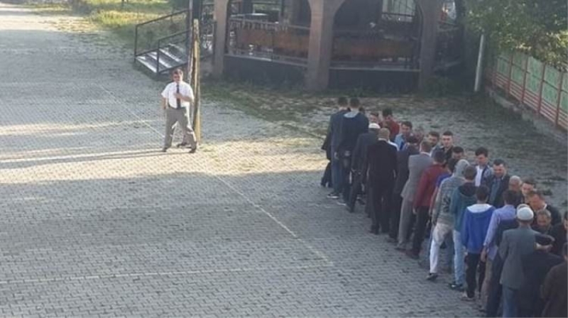 İmam bayramlaşmadan bırakmadı
