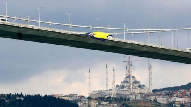 İndirilen bayrak yeniden asıldı