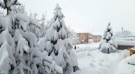 İnsan boyunu aşan kar hayatı felç etti
