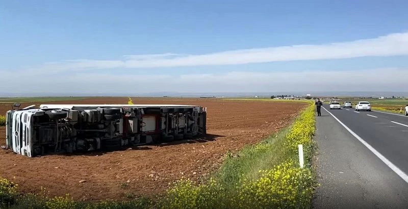 İran`a giden tavuk yüklü tır devrildi: 2 yaralı
