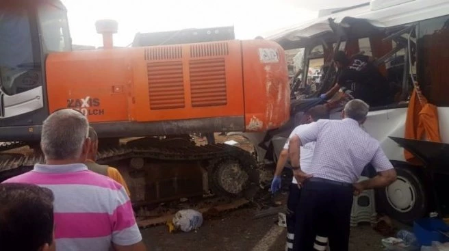 İş makinası midibüse çarptı! 7 ölü, 11 yaralı