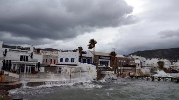 İş yerlerine kadar ulaştı! Bodrum`da fırtına etkisi