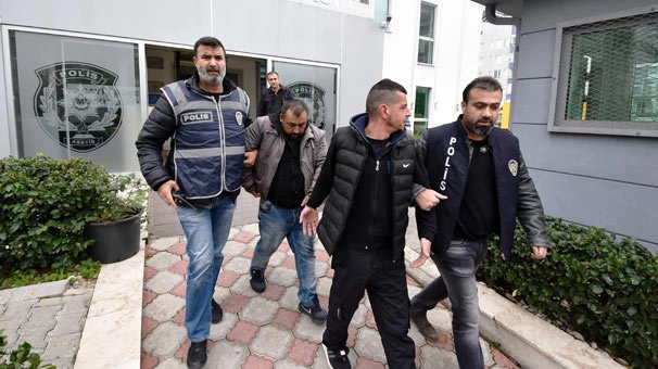 İşhanını, çişini yaparken attığı sigara yakmış