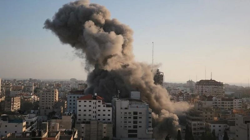 İsrail, Gazze`de sivillerin ikamet ettiği 14 katlı binayı yerle bir etti