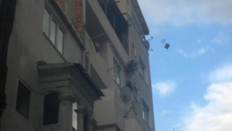 İSTANBUL-FATİH`TE BİR KİŞİ ÖNCE YAŞADIĞI EVİN ÇATISINI YAKTI, SONRA İTFAİYECİLERE SALDIRDI