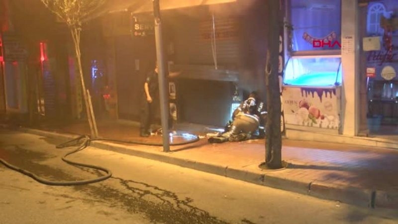 İSTANBUL-ŞİŞLİ`DE ELEKTRONİK MALZEME SATIŞI YAPILAN İŞ YERİNDE YANGIN PANİĞİ