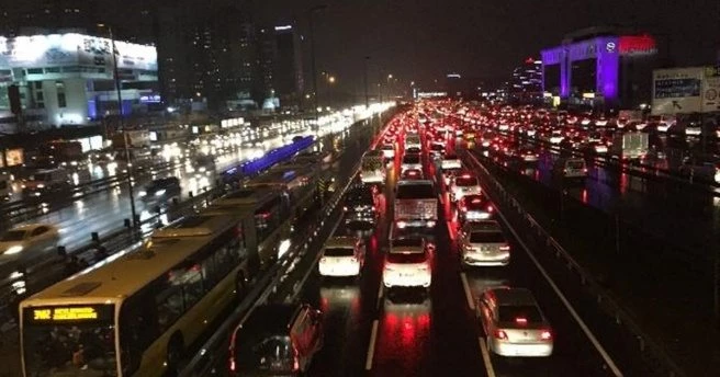 İstanbul?da kar yağışı trafiği felç etti