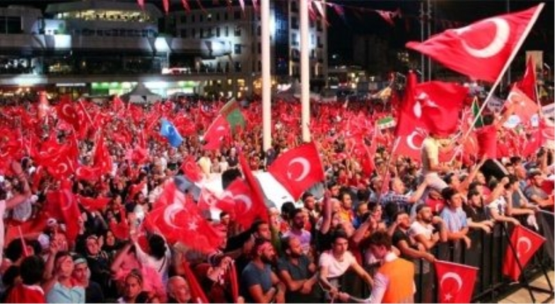 İstanbulluların demokrasi nöbeti sürüyor