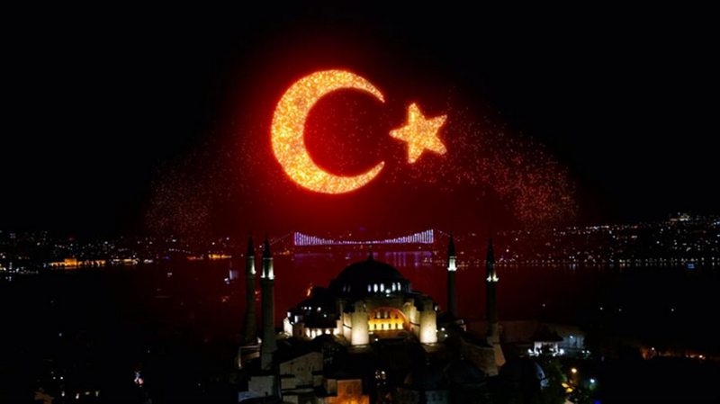 İstanbul`un fethinin 568. yıl dönümü görsel şölenle kutlandı