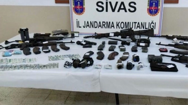 İşte o teröristlerin üzerinden çıkanlar!
