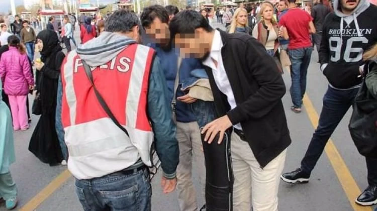 İstiklal'de çanta ve valizler didik didik arandı