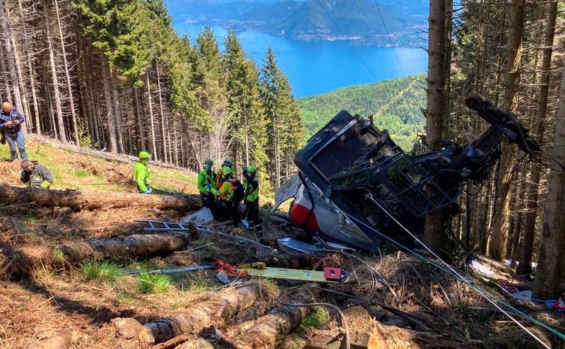İtalya`da facia! Düşen teleferik nedeniyle 13 kişi yaşamını yitirdi