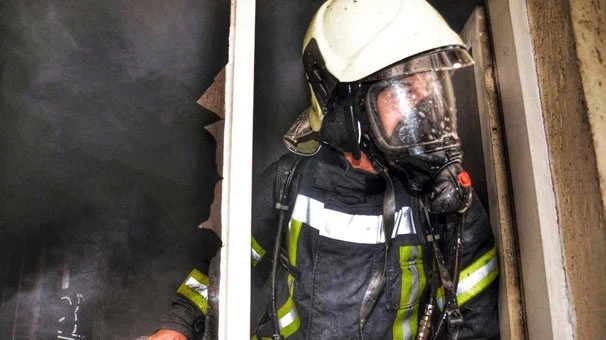 İtfaiye eri, yangında mahsur kalan 4 kişiyi sırtında taşıyarak kurtardı