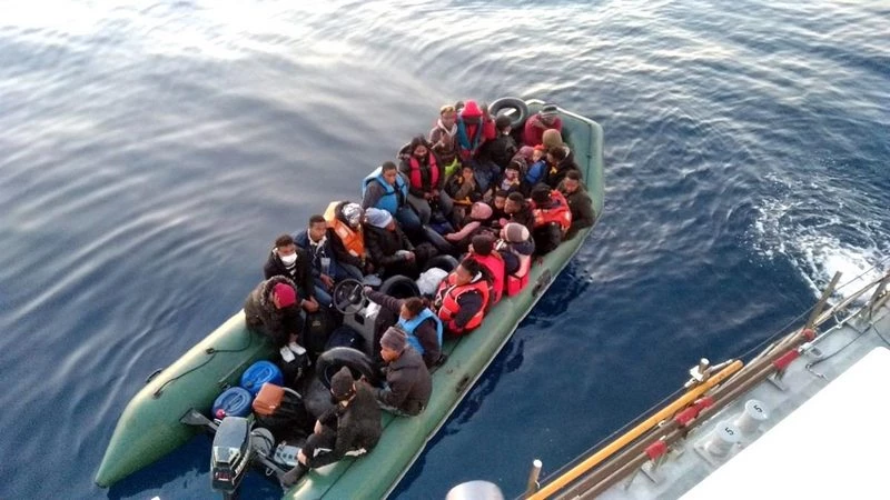İzmir açıklarında 28 düzensiz göçmen kurtarıldı