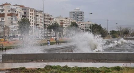 İzmir?de lodos hayatı felç etti
