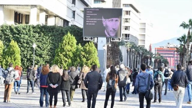 İzmir`de Yaşam Atatürk İçin Durdu