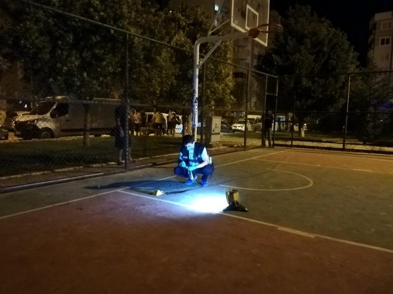 İzmir`de 15 yaşındaki çocuk, kendisini ikaz eden polisi bıçakladı