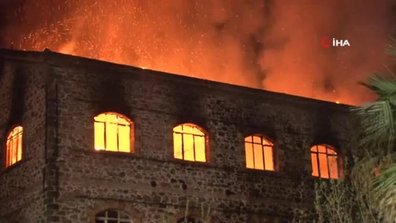 İzmir`de 4 katlı tarihi bina alev alev yandı