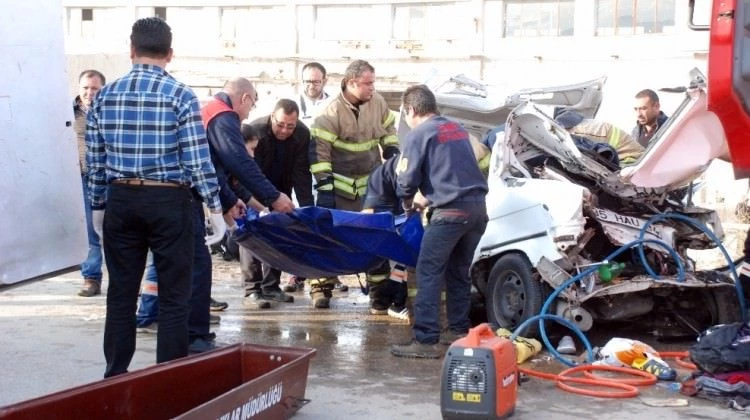 İzmirde korkunç kaza: 4 ölü
