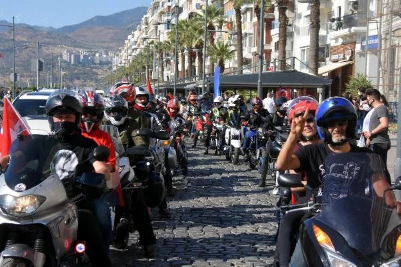 İZMİR`DE YÜZLERCE MOTOSİKLETLİ 19 MAYIS KORTEJİ DÜZENLEDİ