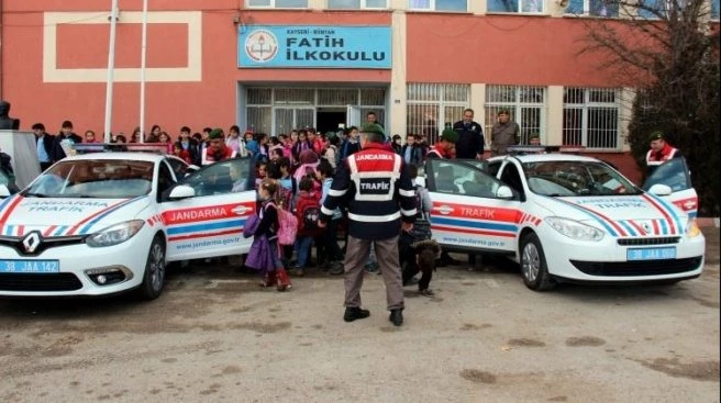 JANDARMA TRAFİK KORİDORU OLUŞTURDU...