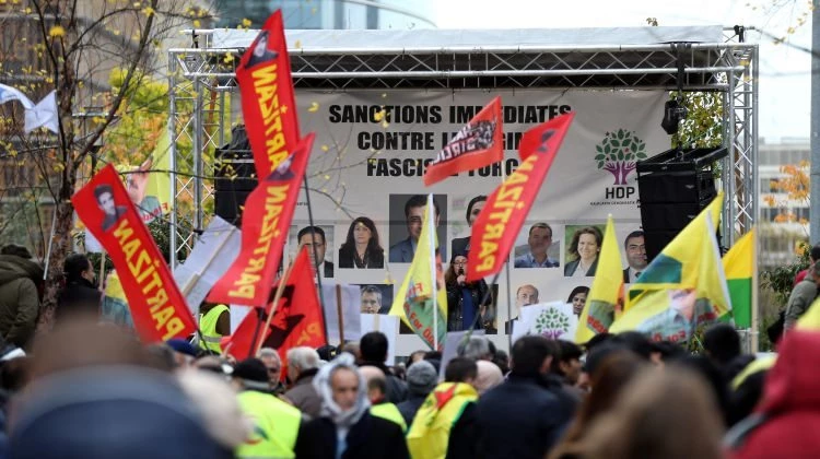 Kaçak HDP'liler Brüksel'de mitingde!
