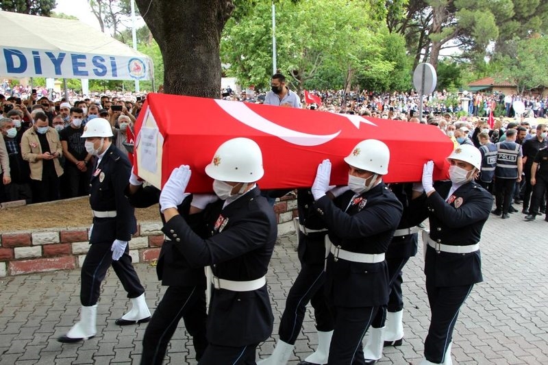 Kaçakçılarla girdiği çatışmada şehit olan polisi binlerce hemşehrisi uğurladı