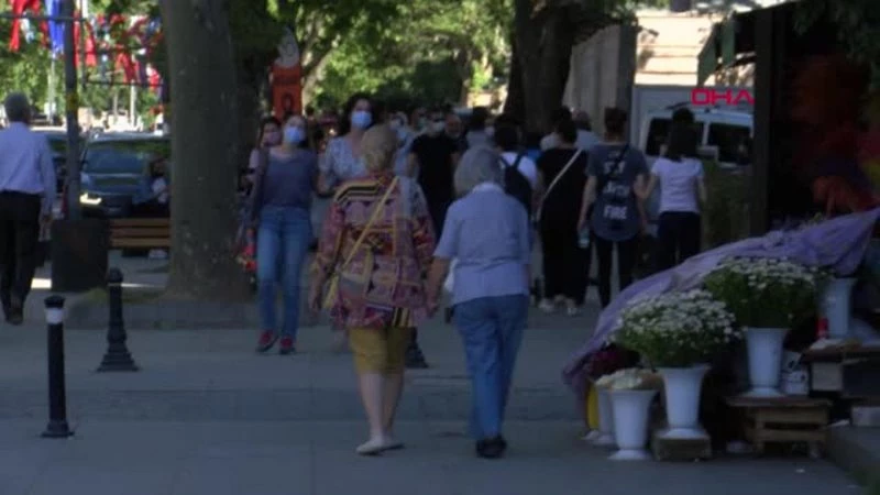 KADIKÖY`DE CADDE VE SAHİLLER DOLDU TAŞTI