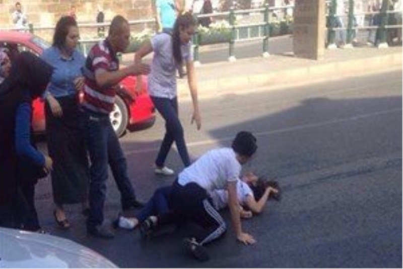 Kadınlar trafiğin ortasında kavga etti!..