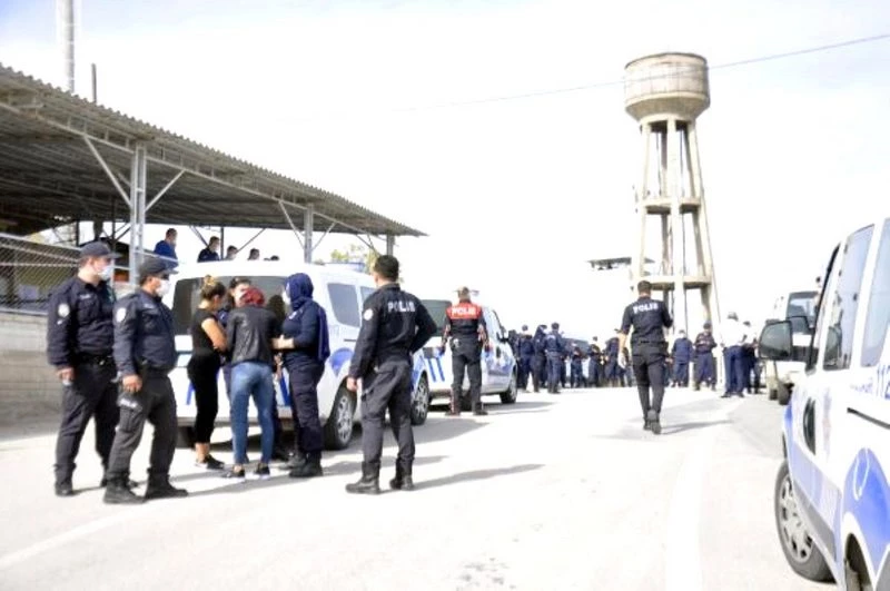 Kadınların kavgasını ayırmak isteyen başgardiyan, tabancayla yaralandı