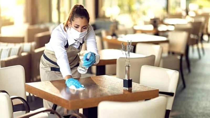 Kafe ve restoranlar açık alanda aynı masada en fazla 3 kişi ağırlayabilecek