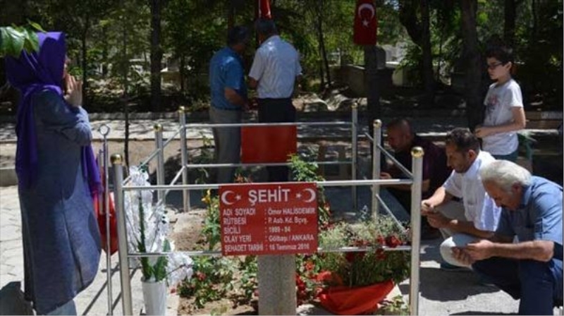 Kahraman askerin mezarını 100 bin kişi ziyaret etti
