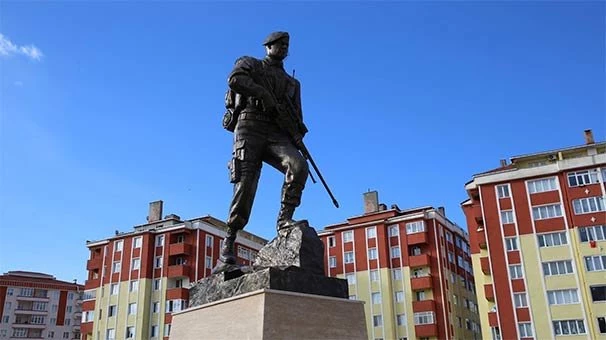 Kahraman Ömer Halisdemir`in anıtı yapıldı