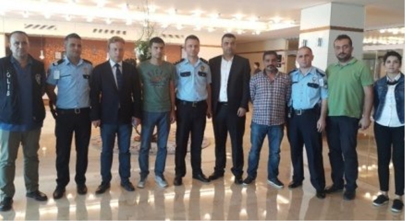 Kahraman polis memuru ilk kez havalimanında