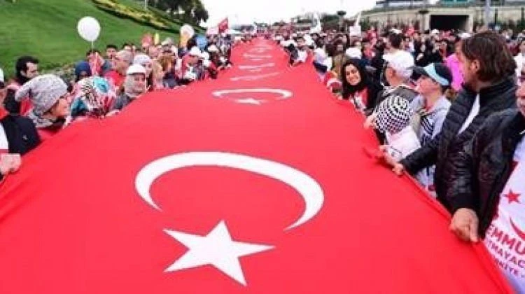 Kahramanlar Koşusu için 93 metrelik bayrak açıldı