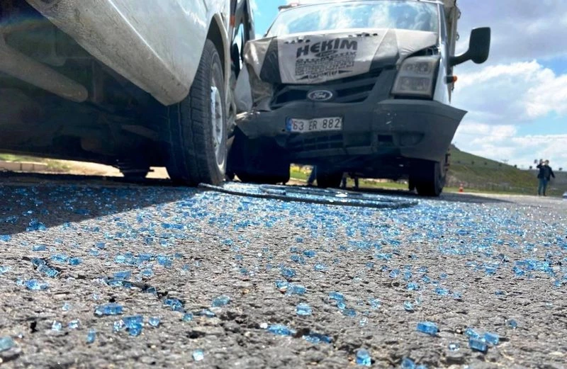 Kamyonet ile minibüs çarpıştı: 2 yaralı