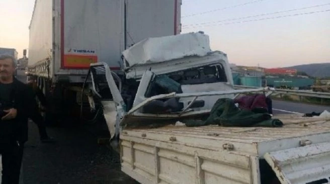 Kamyonet TIR`a çarptı: 1 ölü, 2 yaralı