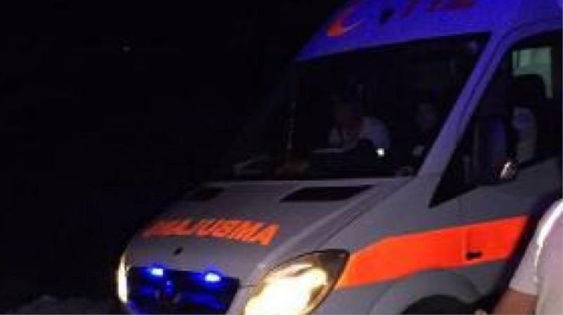Kamyonet uçuruma yuvarlandı: 2 ölü, 9 yaralı
