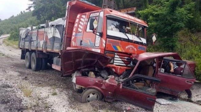 Kamyonla otomobil çarpıştı: 2 ölü, 1 yaralı