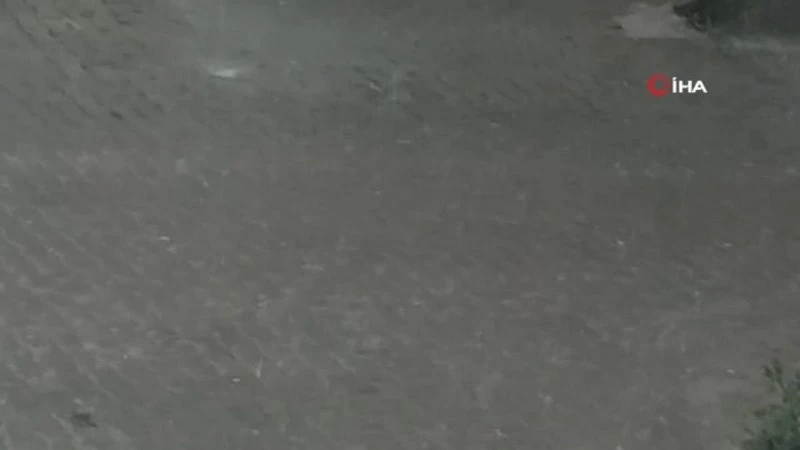 Kapanmanın son gününde sokaklar yağmurla yıkandı
