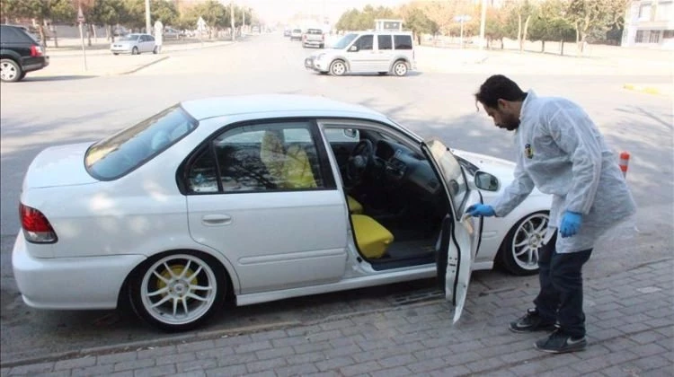 Kapısını kilitlemediği arabasından parası çalındı