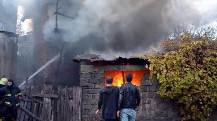 Karabük'te 2 katlı ev yandı